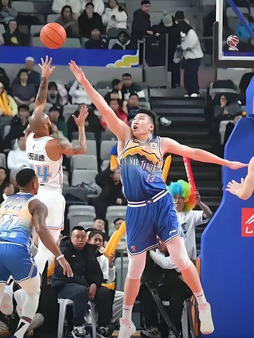 关于清晨突围战来临，山东男篮围绕荷甲主帅复盘，赛场秩序良好，赛季目标并未改变的信息